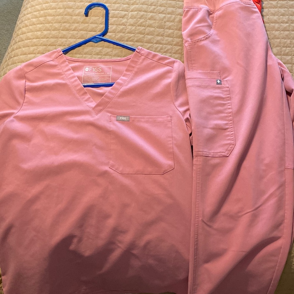 Figs one pocket top and cargo pant set